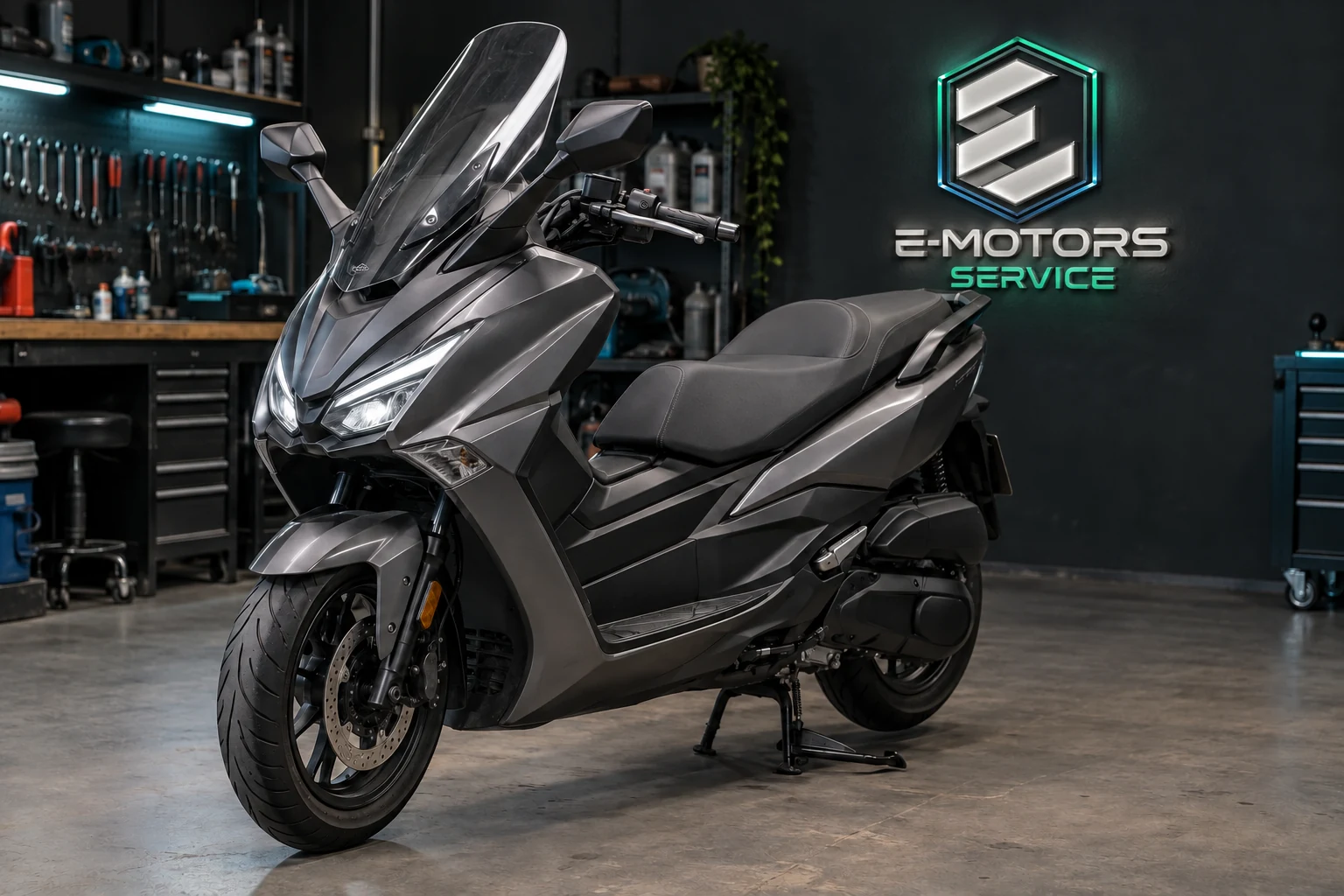 Scooter na oficina com a marca E-MOTORS SERVICE em um letreiro iluminado na parede ao fundo