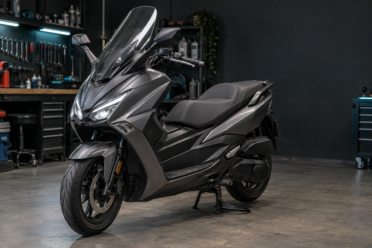 Scooter em uma oficina com bancada de ferramentas